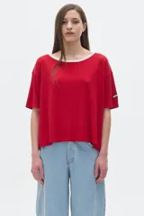 Remera oversized de tejido rib, color rojo, con mangas cortas y cuello redondo amplio con borde blanco.