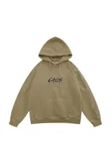 Buzo con capucha color beige, con cordones ajustables, bolsillo canguro frontal y estampado de la palabra "CAOS" en el pecho.