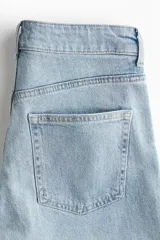 Short de media pierna en denim de algodón levemente elástico, de tiro alto con diseño de cinco bolsillos y cierre con botón.