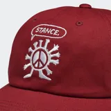 Gorra azul de algodón con logo de la marca bordado en verde en el frente.