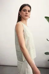 Blusa sin mangas con estampado a rayas verticales color beige y blanco.