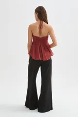Pantalón ancho de viscosa color negro, con tiro alto y pinzas en la cintura.