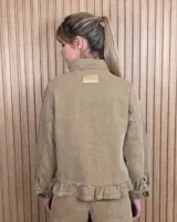 Sobrecamisa de pana color gris con diseño a rayas diagonales sutiles, cuello camisero, cierre frontal con botones, bolsillos aplicados al frente y detalle de volado en el ruedo.