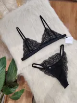 Conjunto de lencería compuesto por un bralette de encaje con breteles regulables y una tanga regulable con corte media less y entrepierna de algodón.