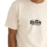 Remera color crema con cuello redondo y estampado frontal con el logo de la marca Rhythm en negro.