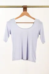Remera lila de manga corta, con escote redondo pronunciado y calce al cuerpo.