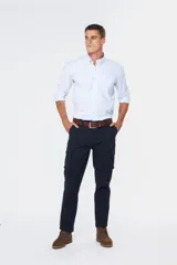 Pantalón cargo gris oscuro de gabardina con bolsillos laterales con fuelle y solapa.