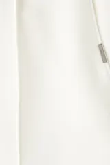 Pantalón tipo jogger de punto en color blanco, con pliegue cosido frontal, cintura elástica con cordón ajustable, bolsillos laterales y un bolsillo insertado trasero. Corte regular.