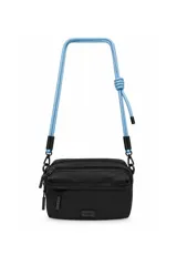Cartera tipo bandolera de diseño rectangular en color negro, con compartimentos múltiples con cierre y tira ajustable de cordón en color celeste.