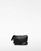 Bolso bandolera pequeño negro de piel sintética con compartimento único y cierre de cremallera. Cuenta con bolsillo interior, correa larga ajustable con hebilla metálica y logotipo grabado.