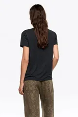 Camiseta negra de corte recto con escote en pico y manga corta. Presenta una sutil aplicación de pequeñas piedras brillantes distribuidas por toda la prenda.