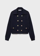 Chaqueta de punto de corte recto y estilo marinero, color azul marino. Presenta cuello polo, cierre frontal de doble botonadura con botones metálicos dorados y dos bolsillos de solapa delanteros. Posee mangas largas con terminaciones en canalé.