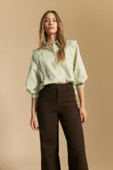 Pantalón negro de tiro alto y fit recto, confeccionado en algodón con elastano.