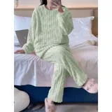 Conjunto de pijama de dos piezas confeccionado en plush suave con textura de ochos. Incluye una remera de manga larga con cuello redondo y un pantalón de corte recto con cintura elástica.