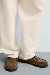 Zapato casual de cordones para hombre, confeccionado en piel con acabado serraje de color marrón. Presenta detalle de bordón en el empeine, forro y plantilla de piel, horma redonda y suela a contraste.