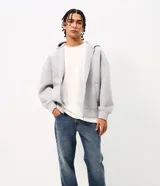 Pantalón de jean corte slim color azul claro con efecto de lavado desgastado. Cuenta con cierre frontal con botón, pasadores para cinturón y bolsillos funcionales.