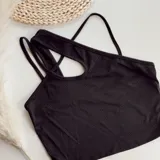 Top negro de morley con breteles finos y escote asimétrico.