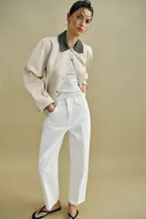 Jeans Z1975 de tiro medio, pernera holgada tipo barrel que se estrecha hacia el tobillo, color blanco, con diseño de cinco bolsillos y raya planchada delantera. Cierre frontal con cremallera y botón metálico.