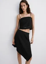 Falda midi negra de tiro medio, con diseño evasé y corte asimétrico.
