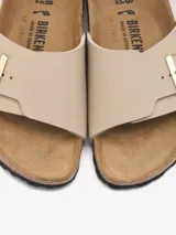 Sandalias Birkenstock Catalina color arena, con hebilla dorada ajustable y plantilla anatómica de corcho.