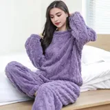 Conjunto de pijama de dos piezas confeccionado en plush suave con textura de ochos. Incluye una remera de manga larga con cuello redondo y un pantalón de corte recto con cintura elástica.