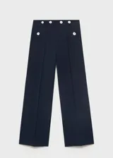 Pantalon de vestir negro de corte recto y tiro medio. Presenta detalle de botones decorativos en contraste en la cintura, bolsillos laterales y bolsillos de ribete en la parte posterior.