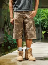 Bermuda cargo de gabardina con lavado, estampado camuflado en tonos marrones y verdes. Presenta bolsillos cargo a los costados y terminación deshilachada en el ruedo.
