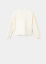 Sweater de punto fino color blanco marfil, de corte recto, con cuello perkins y manga larga.