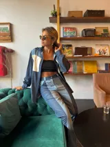 Camisa de jean con bloque de color blanco en la parte superior, de corte holgado y manga larga.