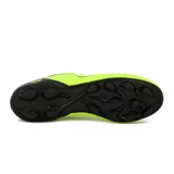 Championes de fútbol Diadora Capri, color amarillo fluo con detalles en negro.