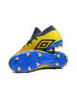 Championes de fútbol Umbro modelo Ignis HG, con diseño de botín de corte medio en color amarillo con detalles en azul marino y suela azul con tapones naranjas.