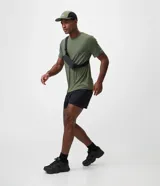 Bermuda deportiva Get Over de poliamida negra, con acabado exterior perforado, cintura elástica con cordón ajustable y short interior de compresión.