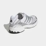 Championes Adidas Adistar Control 3 de color blanco y plateado con diseño inspirado en los años 2000, confeccionados con exterior de malla transpirable y rayas sintéticas.