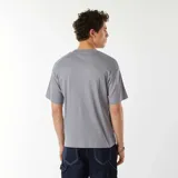 Remera gris de algodón con cuello redondo y corte recto.