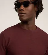 Remera de manga larga con cuello redondo y textura acanalada, confeccionada en una mezcla de poliéster y algodón.