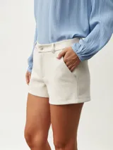 Short color marrón de gamuza, con cintura alta y corte holgado.