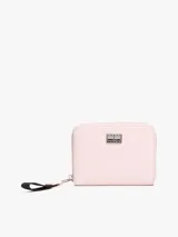 Billetera Tommy Jeans color rosa con cierre de cremallera, múltiples ranuras interiores para tarjetas, bolsillo interior con cremallera y logo de la marca en la parte delantera.