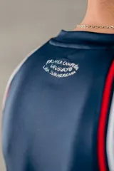 Musculosa de básquet Umbro del Club Nacional de Football, modelo alternativa 2025. Diseño en color azul marino con patrón sutil estampado, cuello redondo y sisas en rib con líneas blancas y rojas. Incluye el logo de Umbro, el escudo del club y la inscripción "Nacional" en el frente.
