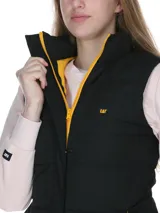 Chaleco acolchado negro con cuello alto, cierre frontal y logo de la marca en el pecho. Cuenta con bolsillos laterales con cierre y diseño funcional con tecnología aislante.