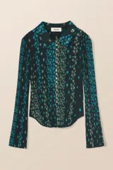 Camisa plisada negra con estampado floral en tonos verdes y azules, cuello camisero, botones dorados y mangas largas acampanadas.