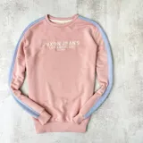 Buzo deportivo rosado de algodón con cuello redondo y mangas largas con franjas celestes. Estampado frontal con el texto "Duxon Jeans Los Angeles Est 1992".