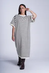 Vestido blanco con rayas horizontales negras, corte recto y mangas cortas.