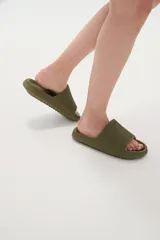 Sandalias de goma color verde oliva, estilo slide, con suela gruesa y plataforma texturizada.
