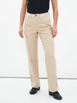 Jean de mujer color beige claro, de corte recto y tiro alto, con cinco bolsillos y cierre de botón y cremallera.