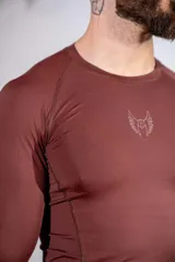 Remera de lycra de manga larga, corte ajustado, color marrón, con cuello redondo y logo bordado en el centro del pecho.