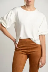 Remera blanca de manga corta abullonada con textura de puntos en relieve, escote redondo y calce holgado.