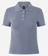 Blusa de punto acanalado color azul, con cuello polo, cierre frontal de botones y mangas cortas con terminación tipo frufru.