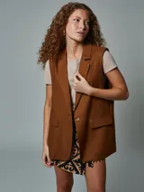 Chaleco sastre color gris claro, con solapas y bolsillos delanteros.