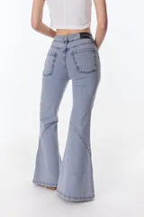 Pantalón de jean acampanado azul con diseño de paneles y costuras a la vista.