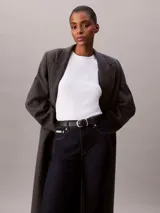 Jeans skinny bootcut de Calvin Klein con lavado clásico oscuro, tiro medio, cierre de botón y cremallera, y diseño clásico de cinco bolsillos.